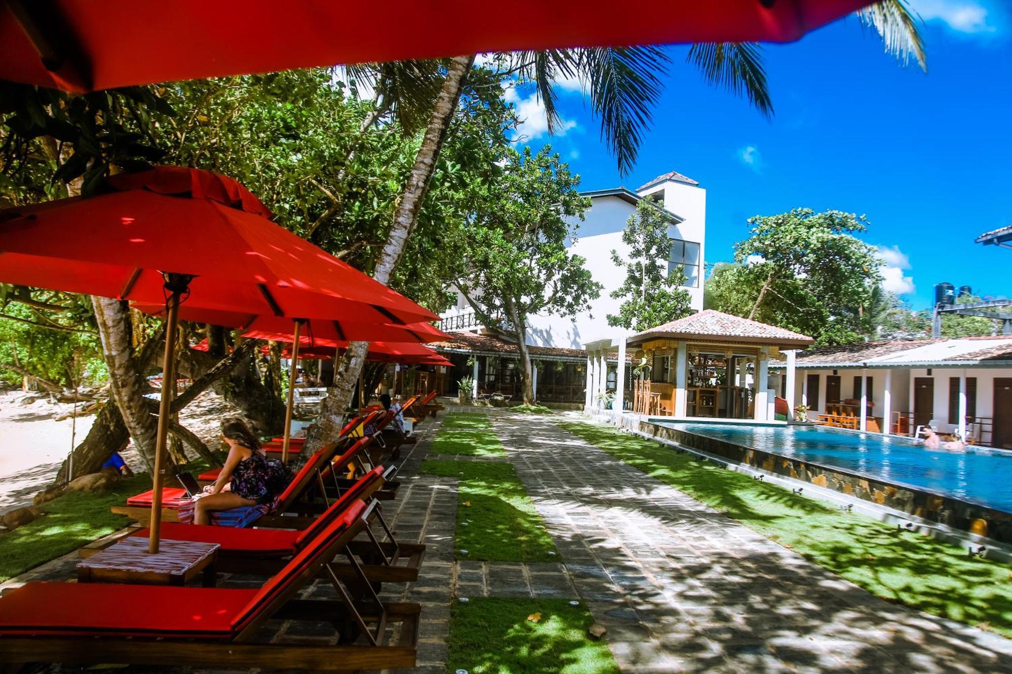 Surf Sea Breeze Otel Mirissa Dış mekan fotoğraf